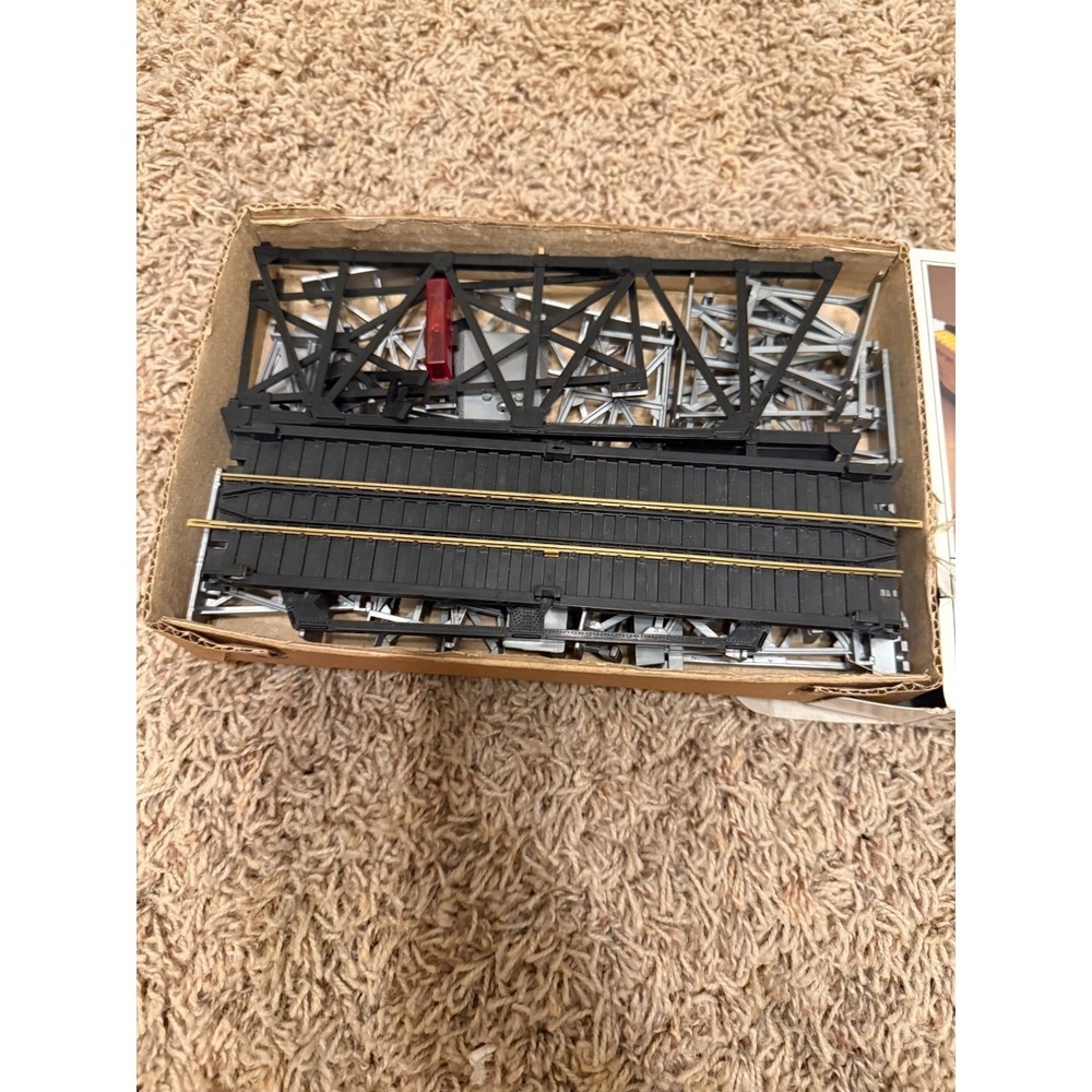 Bachmann - HO 46-1221 Blinking Light Truss Bridge - Elevtd. w/ 12 Trestles - NOS - Picture 2 of 4